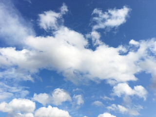 Fototapeta na wymiar 空と雲の青空背景