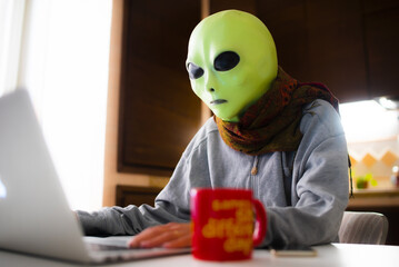smart working. alien at work in the house. same shit different day