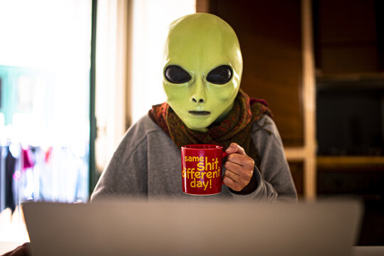smart working. alien at work in the house. same shit different day