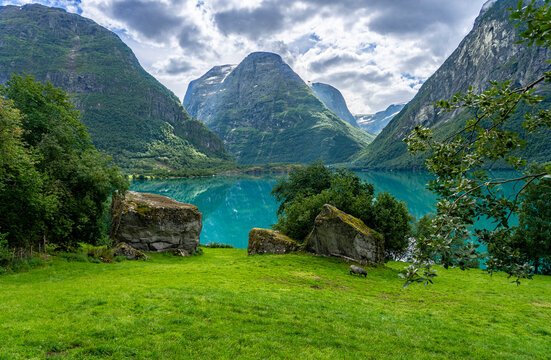 Urlaub in S&uuml;d-Norwegen: der sch&ouml;ne See Lovatnet im Kjenndal N&auml;he Gletscher Kjenndalsbreen