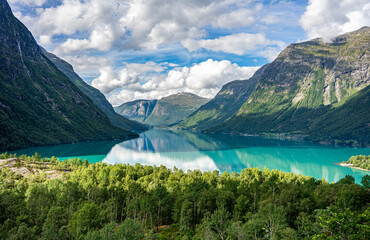 Fototapeta na wymiar Urlaub in Süd-Norwegen: der schöne See Lovatnet im Kjenndal Nähe Gletscher Kjenndalsbreen