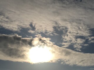 空と雲と太陽の景色