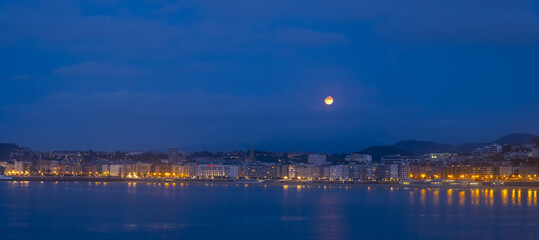 Obraz premium La Concha bay with full moon, city of Donostia, Euskadi