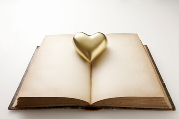 金のハートとアンティークの本