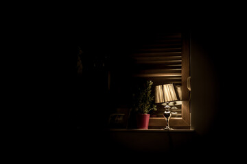lampa na oknie w ciemnym pokoju