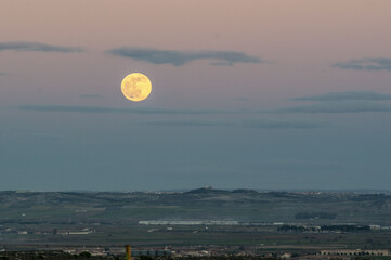 Sale la luna sobre los llanos de Castilla la Mancha, España