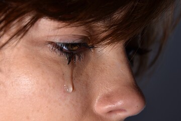 Profil triste d'une femme qui pleure