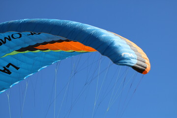 Obraz premium toile de parachute dans le ciel