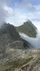 Fototapeta na wymiar Montaña con niebla