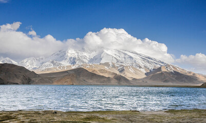 Fototapeta premium View of the karakoram mountain range from the Karakul lake, Xinjiang Province, China