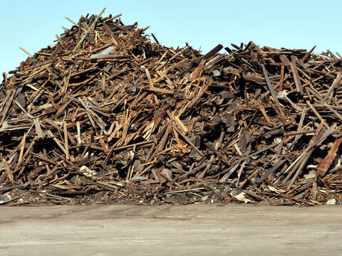 Lagerung , Entsorgung und Verwertung von Altholz
