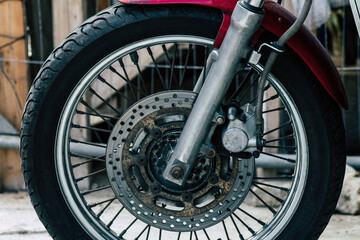 Obraz premium Closeup of a motorcycle parked in the streets of the city center of the metropolitan area 