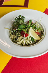 Stir-fried chinese noodles with vegetables and beansprouts 