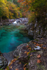 秋の渓谷　エメラルドの流れ　阿寺渓谷