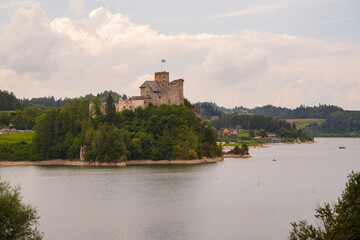 Fototapeta na wymiar Czorsztyn Castle on the bank of Dunajec river. fortified architectural complex of Niedzica Castle in poland