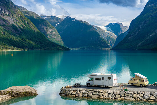 Urlaub in Süd-Norwegen: Camping Autos am schöneb See Lovatnet im Kjenndal Nähe Gletscher Kjenndalsbreen