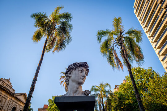 statue of alejandro magno between 2 palm trees in boulevar oro&ntilde;o


