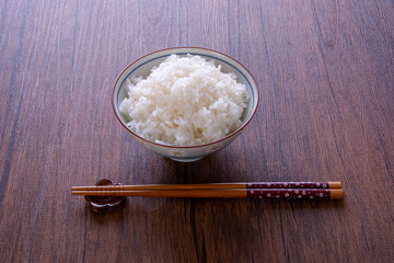 お椀に盛り付けしたご飯とお茶漬け