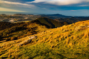 Fototapeta na wymiar Naturaleza en anochecer durante la subida la monte Adarra del País Vasco