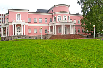 Fototapeta na wymiar Palace of weddings of the city of Petrozavodsk. Karelia