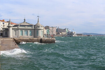 Agitation and waves in the bay