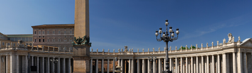 Fototapeta na wymiar Panorama of Berninis colonnade at St Peters piazza in Rome