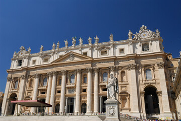 Fototapeta na wymiar Statue of St Paul with crowds at Saint Peters Basilica in Rome