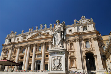 Fototapeta na wymiar Statue of St Paul with lineup at Saint Peters Basilica in Rome
