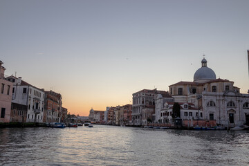 Fototapeta na wymiar The setting sun creates a beautiful pastel evening sky over Venice 
