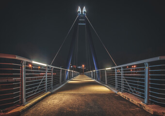Beleuchtete Brücke in nebliger Nacht