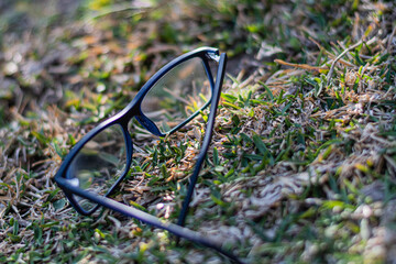 anteojos gafas de color azul sobre pasto en la naturaleza