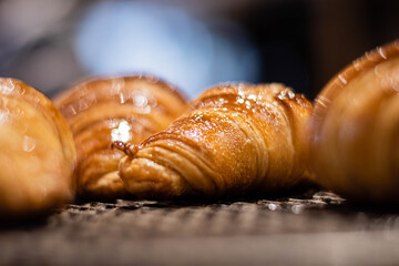 medialunas de masa manteca al horno típicas para desayuno merienda de panadería tradicional argentina doradas y crocantes 