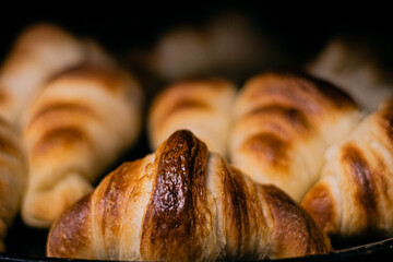 medialunas de masa manteca al horno típicas para desayuno merienda de panadería tradicional argentina doradas y crocantes 