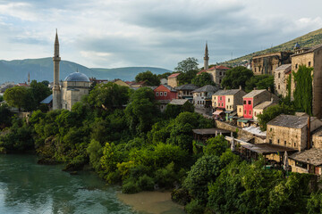 Fototapeta na wymiar ボスニア・ヘルツェゴビナ　モスタルのスターリ・モスト上からの風景