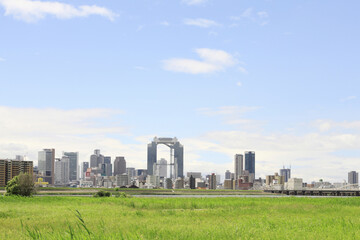 Fototapeta na wymiar 淀川河川敷から見る大阪北区