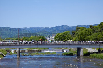葵祭で混雑する賀茂川