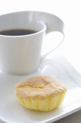 洋菓子マドレーヌとコーヒー