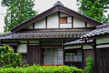 Fototapeta na wymiar 日本の伝統的な古民家の外観