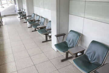 駅ホームの待合室