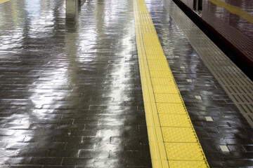 駅ホームの点字ブロック