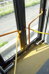 バスのドアと安全ロープ