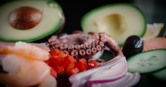 Close up de Tabla de Ingrediente para sushi, frescos y limpios.  4K Slider 