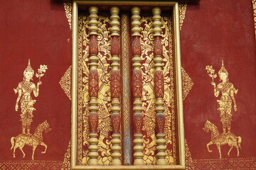 Fototapeta na wymiar ルアンパバーンの寺院ワットセーンの壁