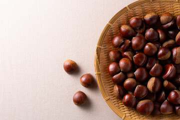 ザルの上にたくさんの栗