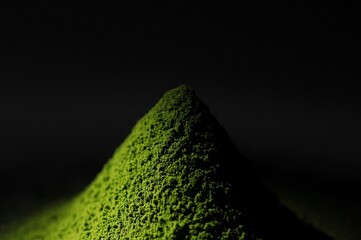 背景を黒にしてスポットストロボで撮影した抹茶です