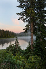 Obraz premium Calm morning along a mountain lake reflections in the water