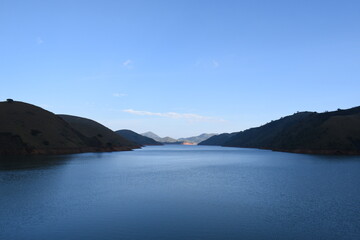 Obraz premium Beautiful view of the lake amidst lush green mountains