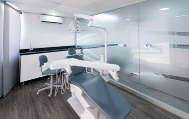 moderne Zahnarztpraxis, Dentaleinheit, Behandlungseinheit - 384031566