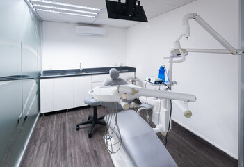 moderne Zahnarztpraxis, Dentaleinheit, Behandlungseinheit - 384031590
