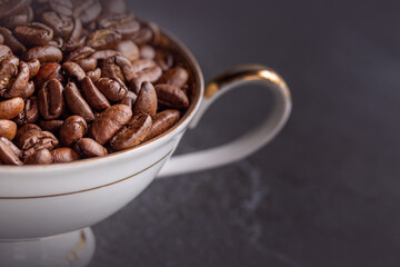 Geröstete Kaffeebohnen in einer Tasse, Detailfoto